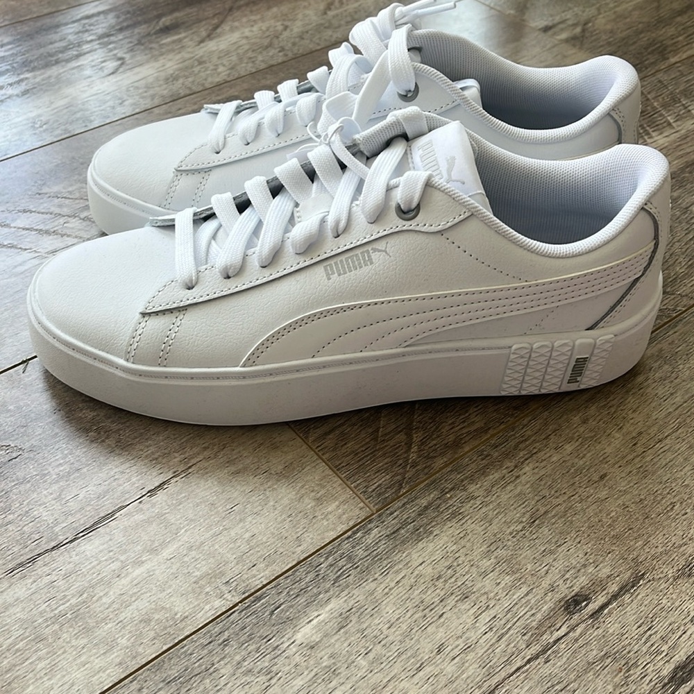 NWT Women’s Puma Smash Platform sneaker